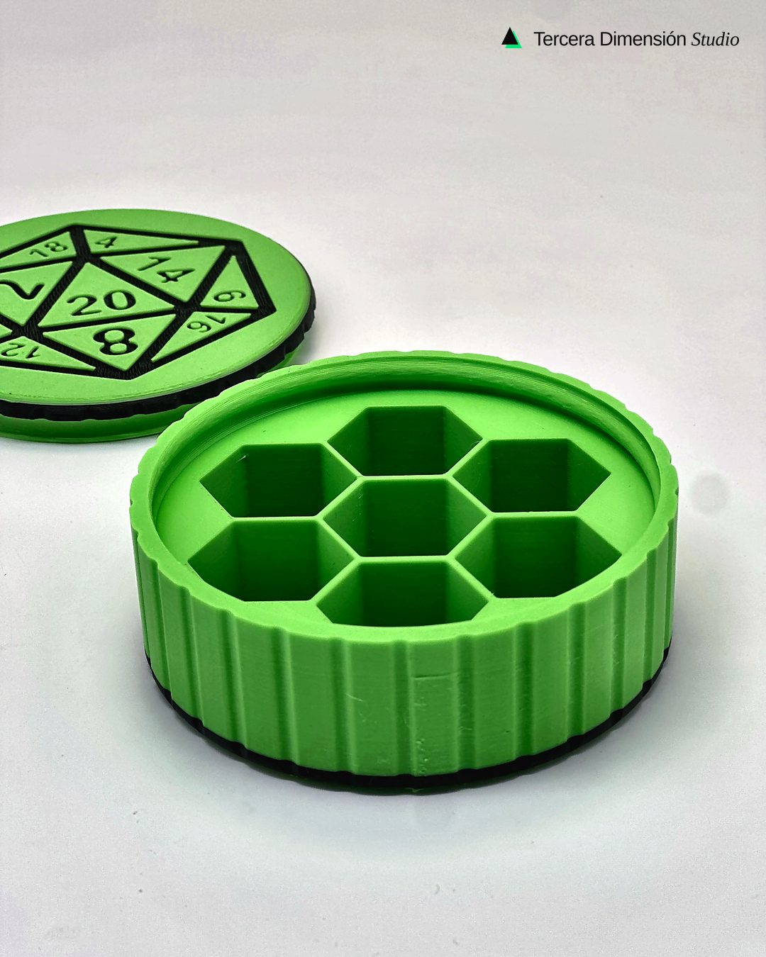 Caja porta dados con tapa D20 y compartimentos hexagonales