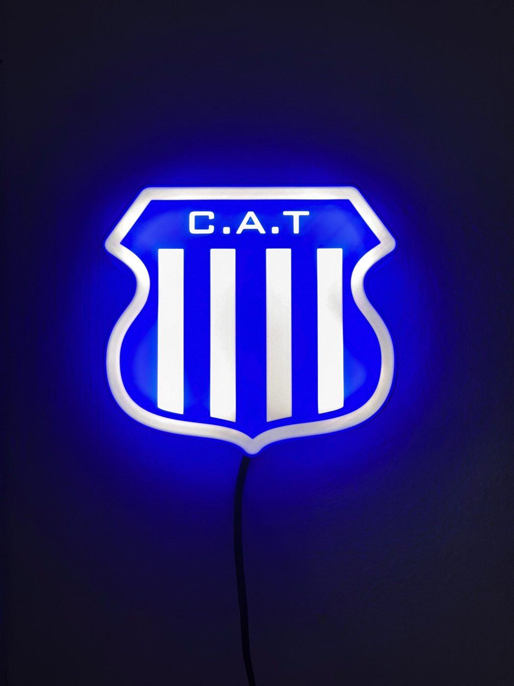 Cartel LED del escudo de un club encendido en azul